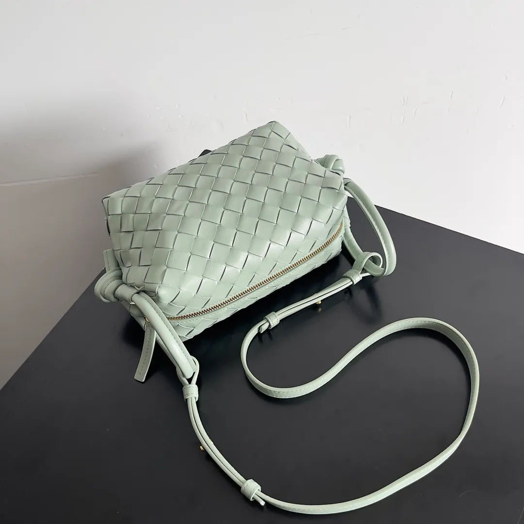 Batch 1360 BOTTEGA VENETA 2024 new loop is here! ! Many girls who like BV have owned the Loop bag. It has a simple appearance, classic weaving, and a compact and lightweight bag shape. This innovation continues the "camera bag" shape. Unlike the traditional Loop bag, which can only be worn as a crossbody bag, this innovation It can be carried by hand or cross-body, satisfying both the concave shape and daily needs. The oversized buckle can be folded and used as a handle. The sultry heat in summer ☀️ usually reduces people's desires. Having a lightweight bag will greatly enhance the happiness of traveling🫧 Style number: 796615 Size: 19*12*9cm